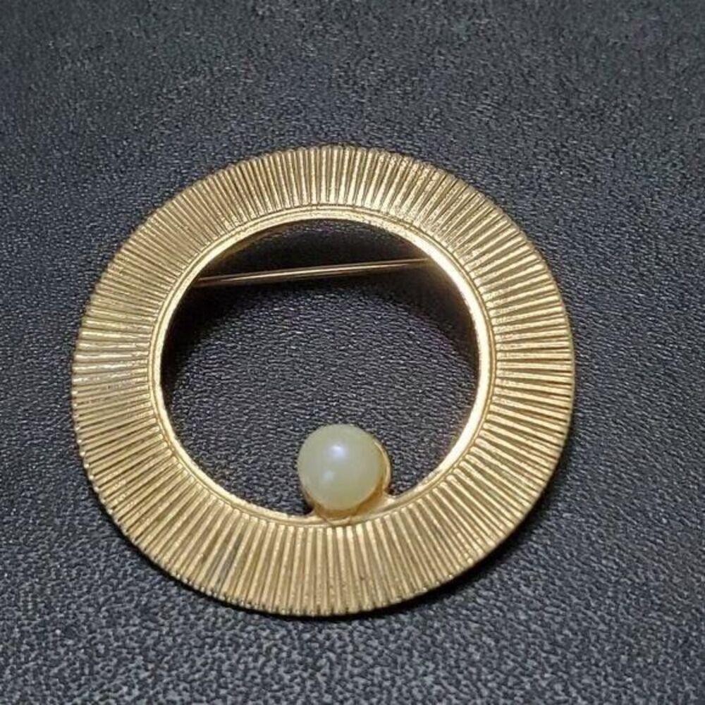 Vintage Gold Tone Open Circular Brooch Faux Pearl Line Texture